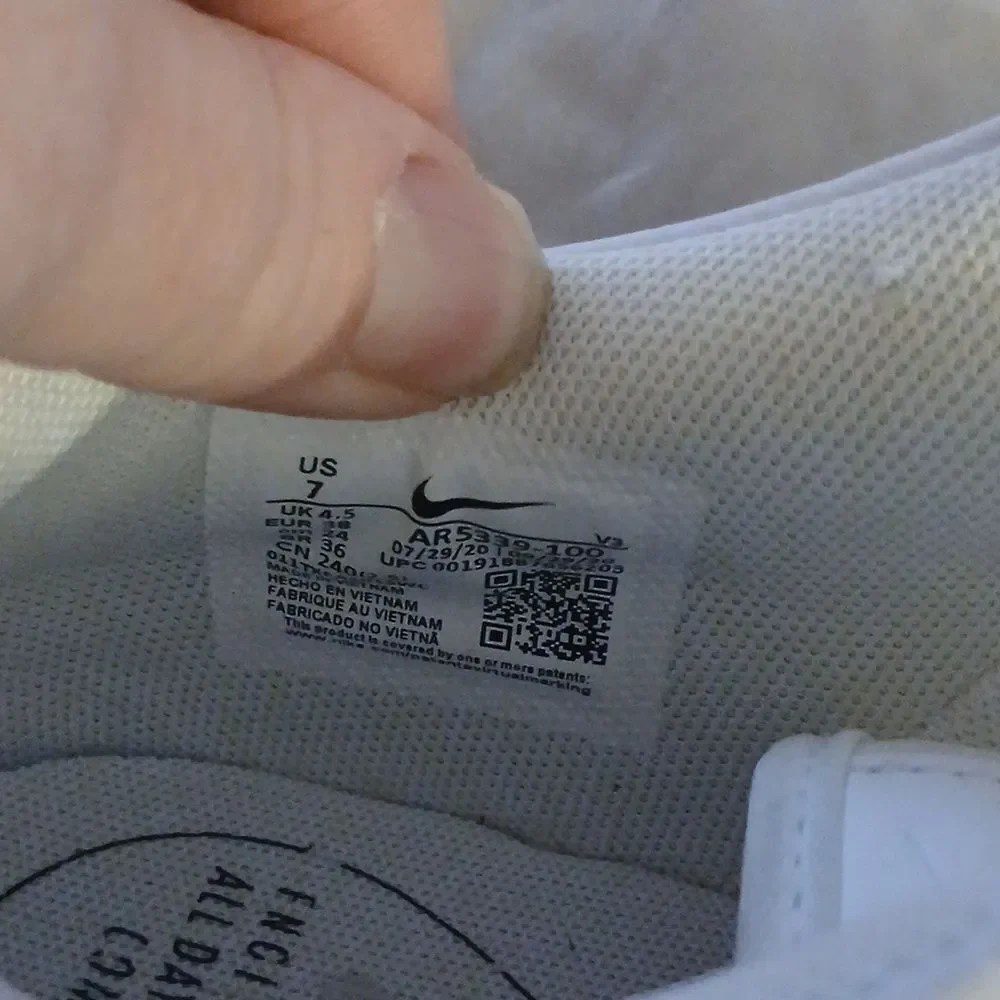 Nike   - Picture 3 of 7